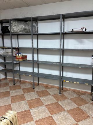 Estanterías de negocio seminuevas.