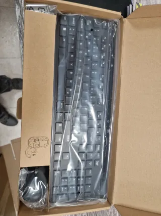 Teclado y ratón inalámbricos negros