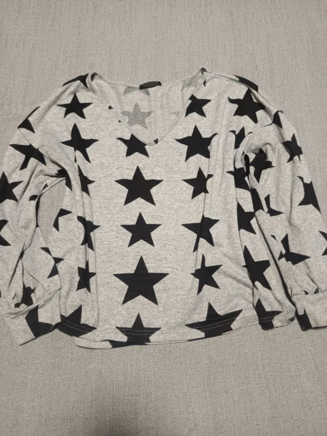 Jersey gris con estrellas negras