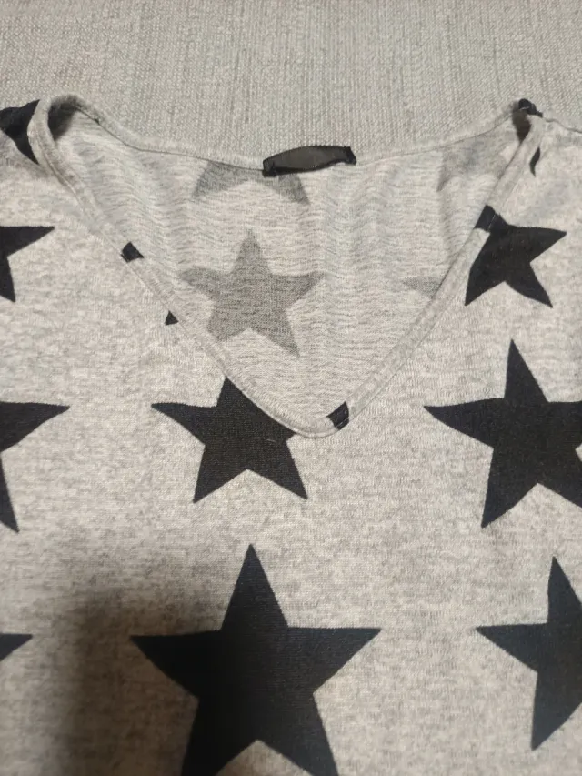 Jersey gris con estrellas negras
