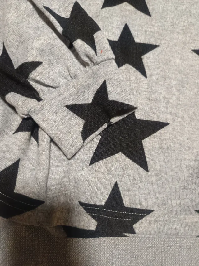Jersey gris con estrellas negras
