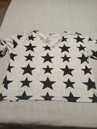 Jersey gris con estrellas negras