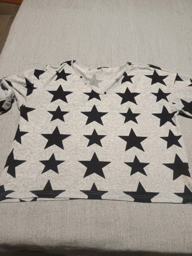Jersey gris con estrellas negras
