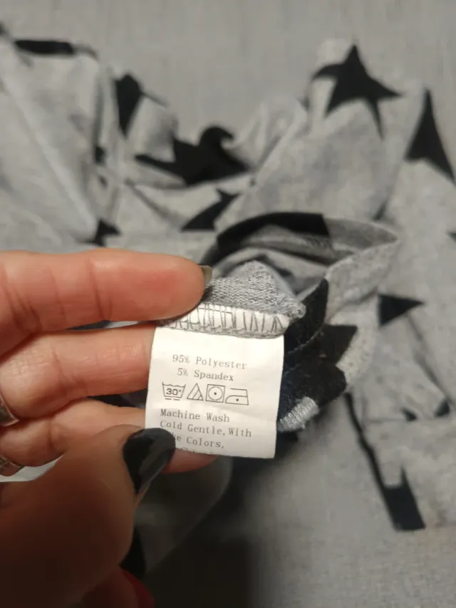 Jersey gris con estrellas negras