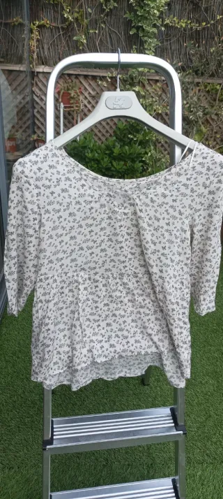 Camisa gasa estampado flores negras