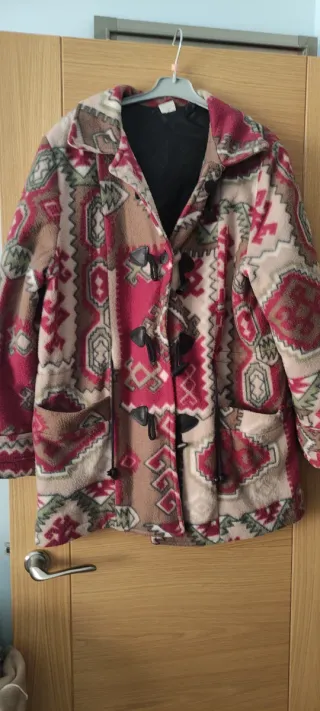 Abrigo chaquetón estampado étnico