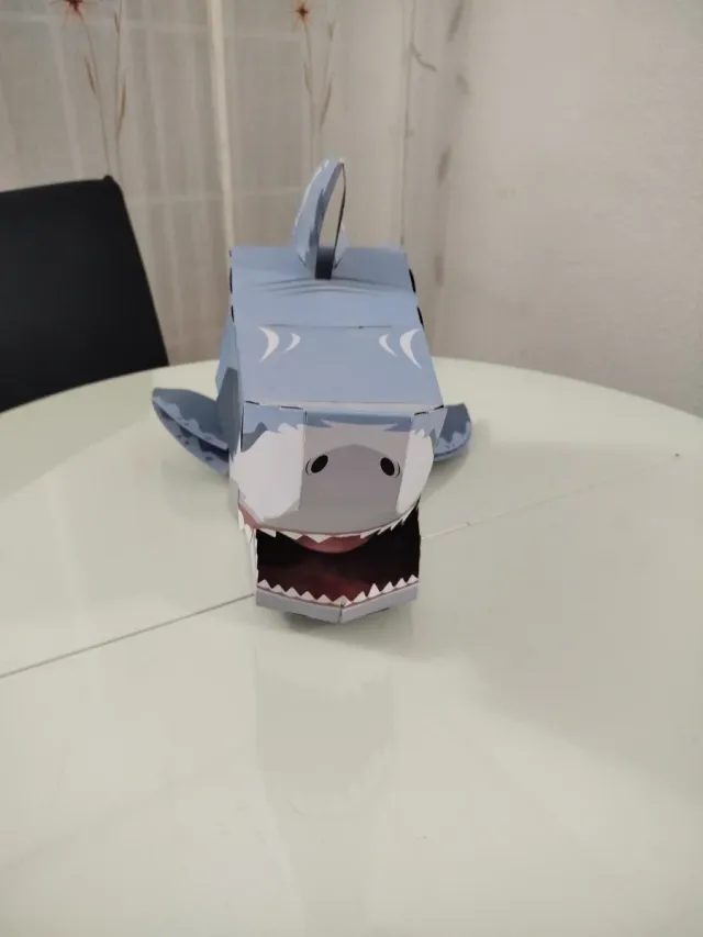 Cabeza de tiburón de cartón