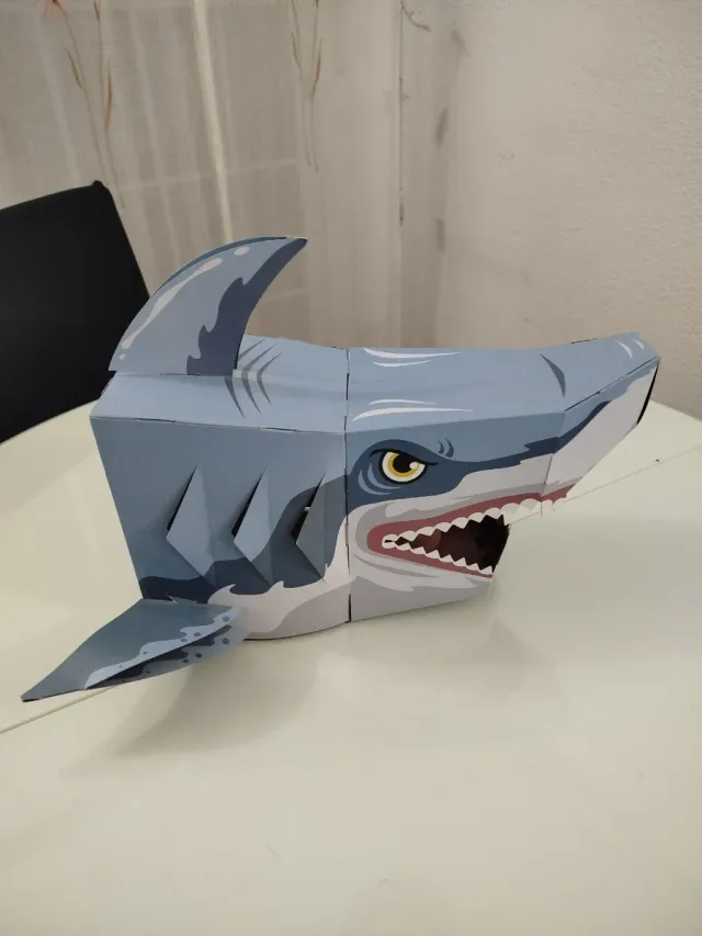 Cabeza de tiburón de cartón