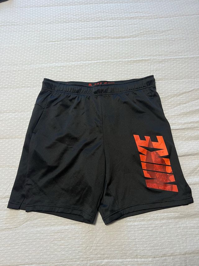 Pantalón corto Nike negro y rojo