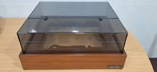 Se vende plinto para tocadiscos dual, con tapa.