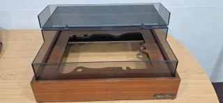 Se vende plinto para tocadiscos dual, con tapa.