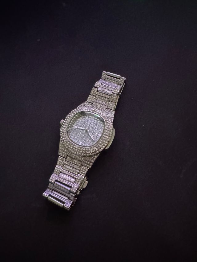 Reloj de plata con brillantes