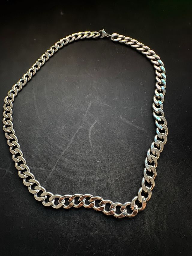 Cadena de acero plateada
