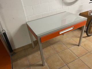 Mesa Cancio Tecnova naranja y 2 sillas.