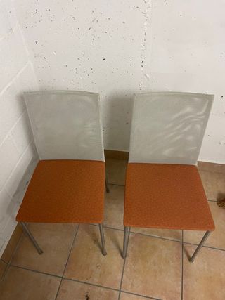 Mesa Cancio Tecnova naranja y 2 sillas.