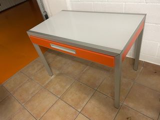 Mesa Cancio Tecnova naranja y 2 sillas.