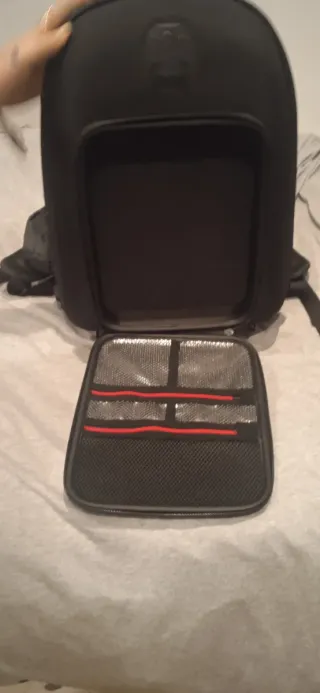 Mochila rígida negra como nueva