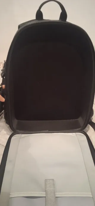 Mochila rígida negra como nueva