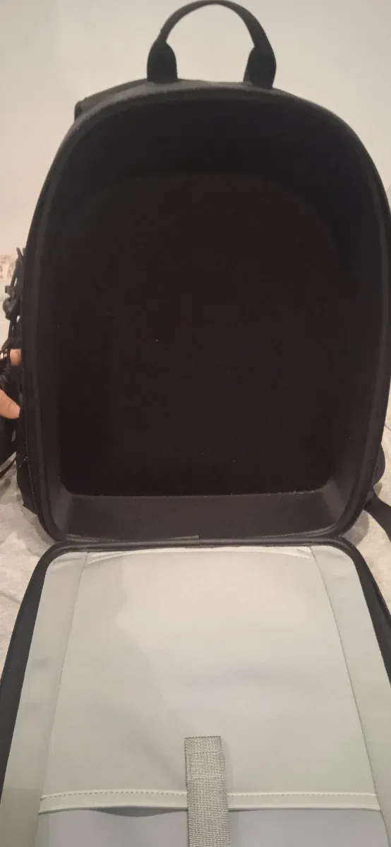 Mochila rígida negra como nueva