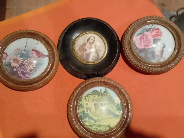 Conjunto de 4 platos decorativos y antiguos.