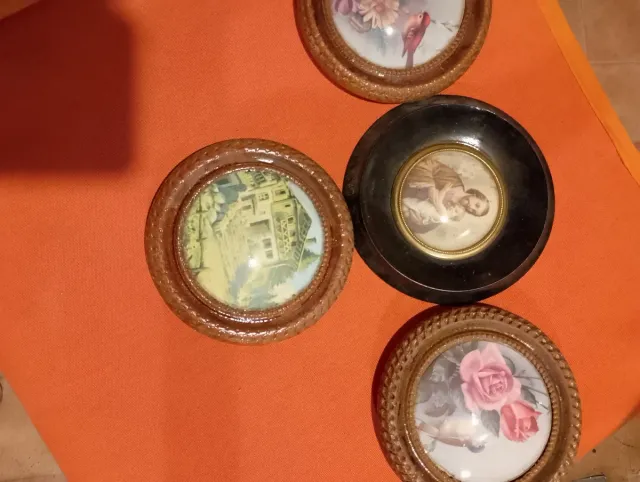 Conjunto de 4 platos decorativos y antiguos.