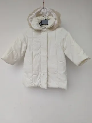 Cappotto bianco con cappuccio bordato di pelliccia