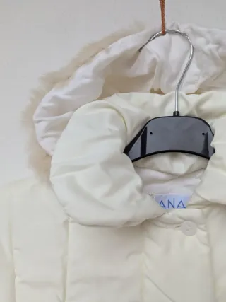 Cappotto bianco con cappuccio bordato di pelliccia