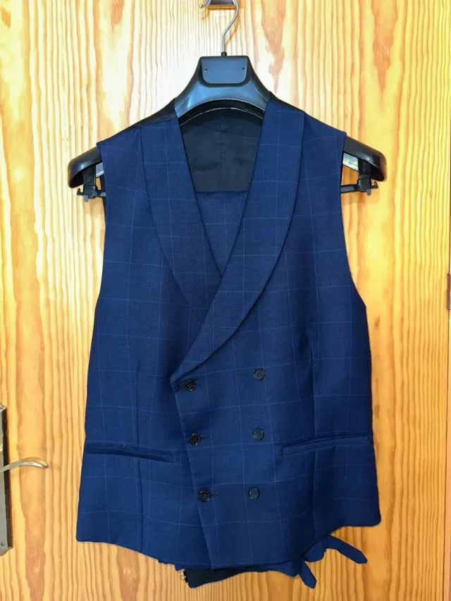 Traje de chaqué azul a cuadros