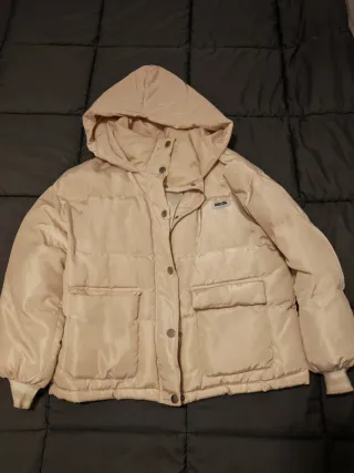 Plumas beige con capucha