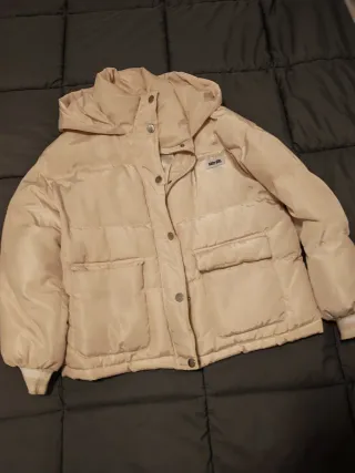 Plumas beige con capucha