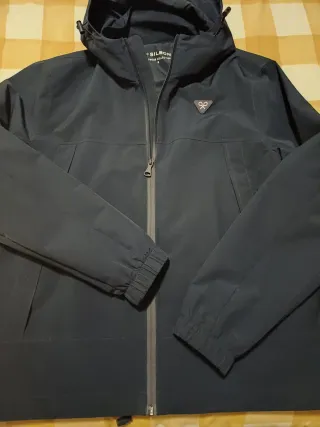 Chaqueta cortavientos con capucha. Marca Silbon.