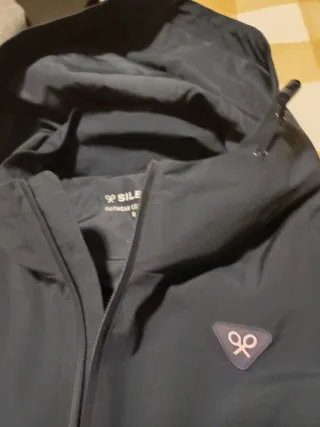 Chaqueta cortavientos con capucha. Marca Silbon.