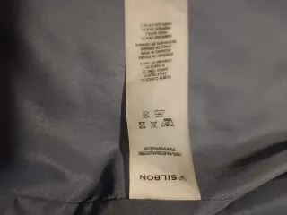 Chaqueta cortavientos con capucha. Marca Silbon.