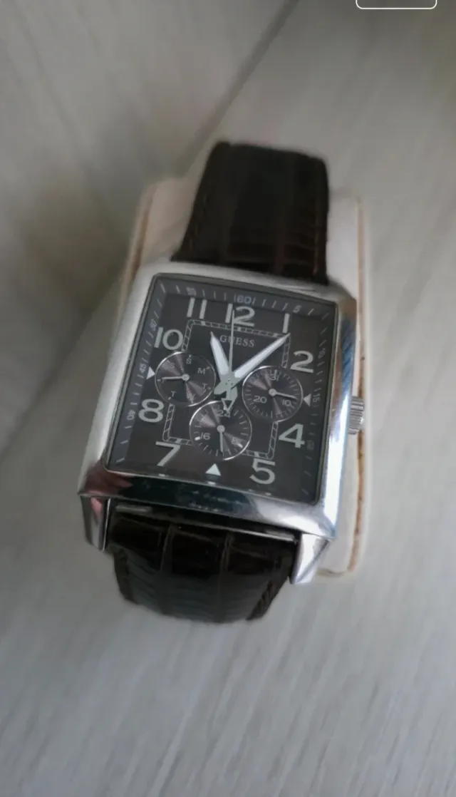 Reloj Guess Rectangular Negro y Plateado