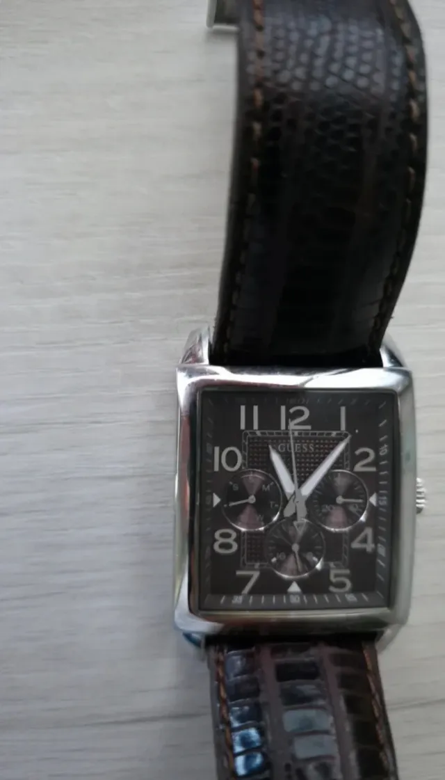 Reloj Guess Rectangular Negro y Plateado