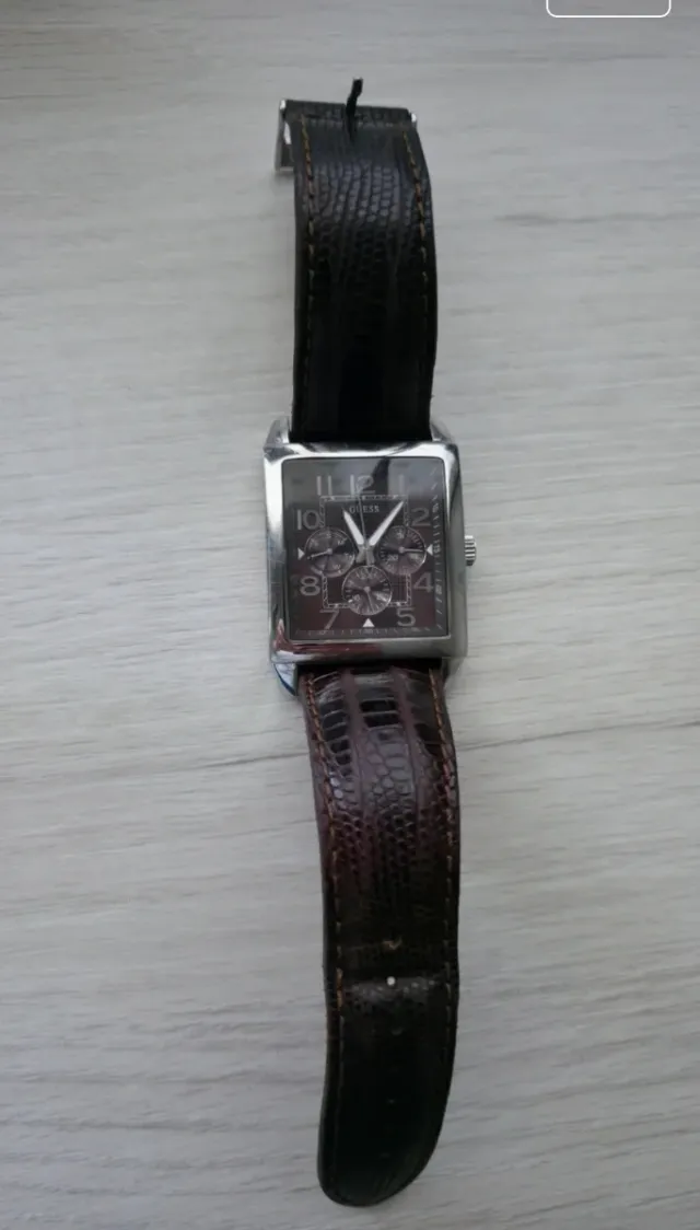 Reloj Guess Rectangular Negro y Plateado