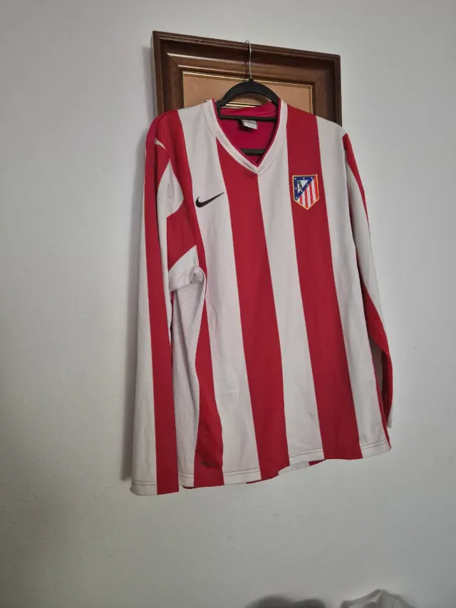 Camiseta del Atletico de Madrid M 30 euros.