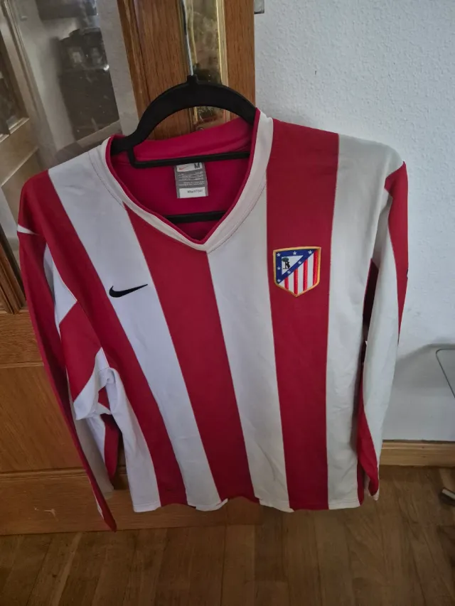 Camiseta del Atletico de Madrid M 30 euros.