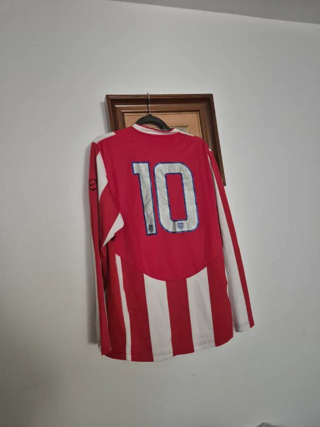 Camiseta del Atletico de Madrid M 30 euros.