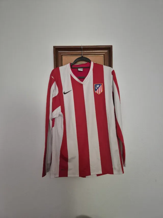Camiseta del Atletico de Madrid M 30 euros.