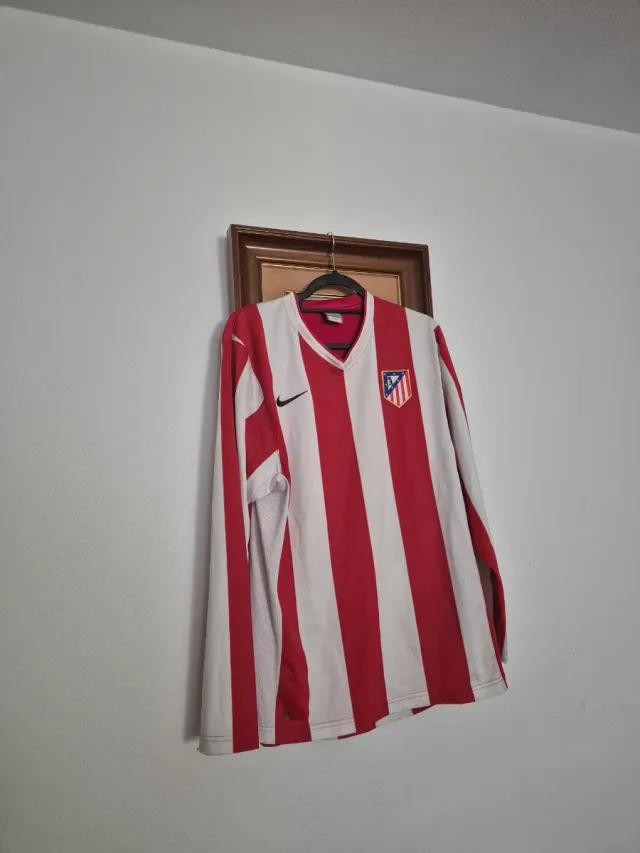 Camiseta del Atletico de Madrid M 30 euros.