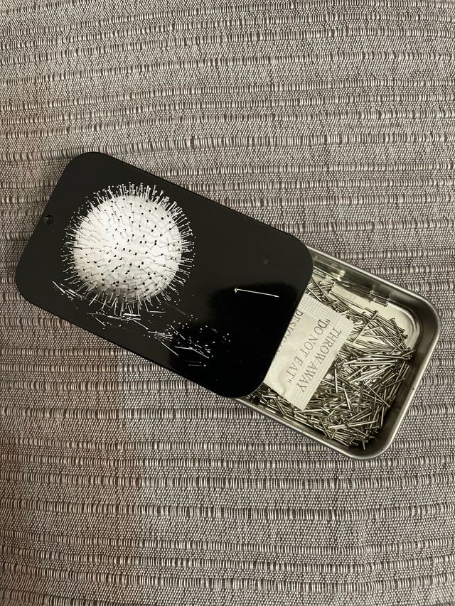 Alfileres con caja metálica