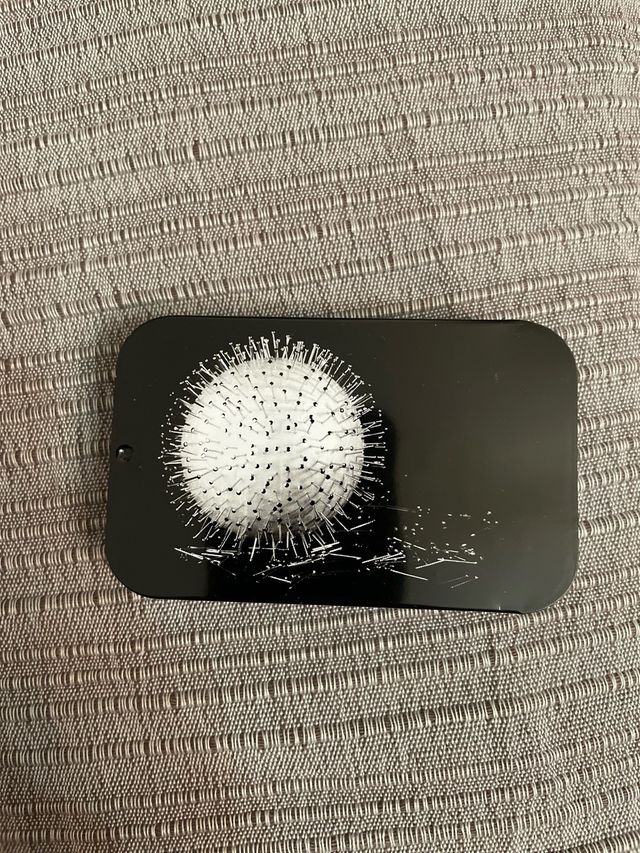 Alfileres con caja metálica