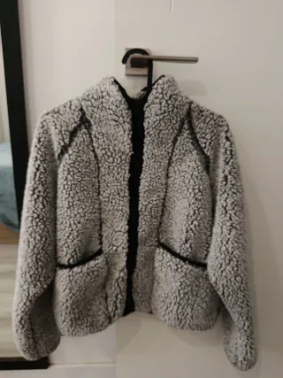 Chaqueta polar gris y negra