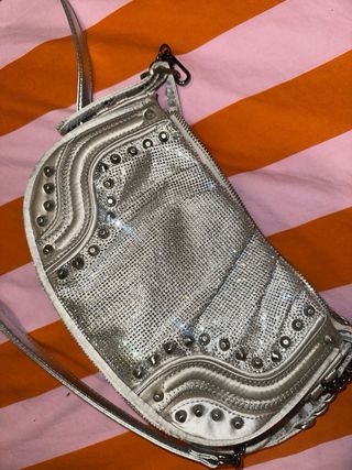 Bolso Zara plateado brillos y tachuelas