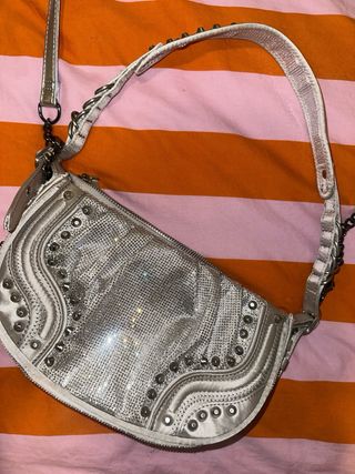 Bolso Zara plateado brillos y tachuelas