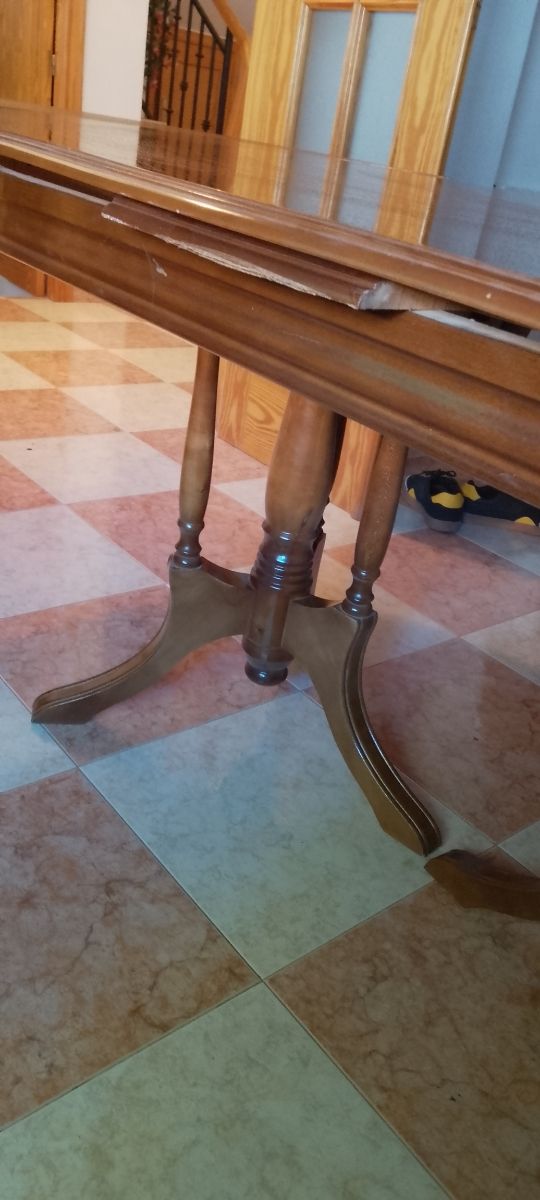 Mesa de salón comedor. 