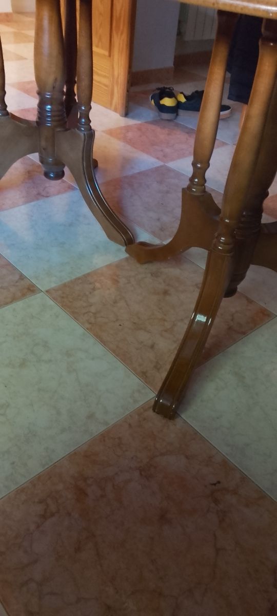 Mesa de salón comedor. 