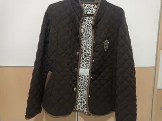Chaqueta acolchada marrón con estampado