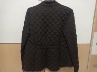 Chaqueta acolchada marrón con estampado